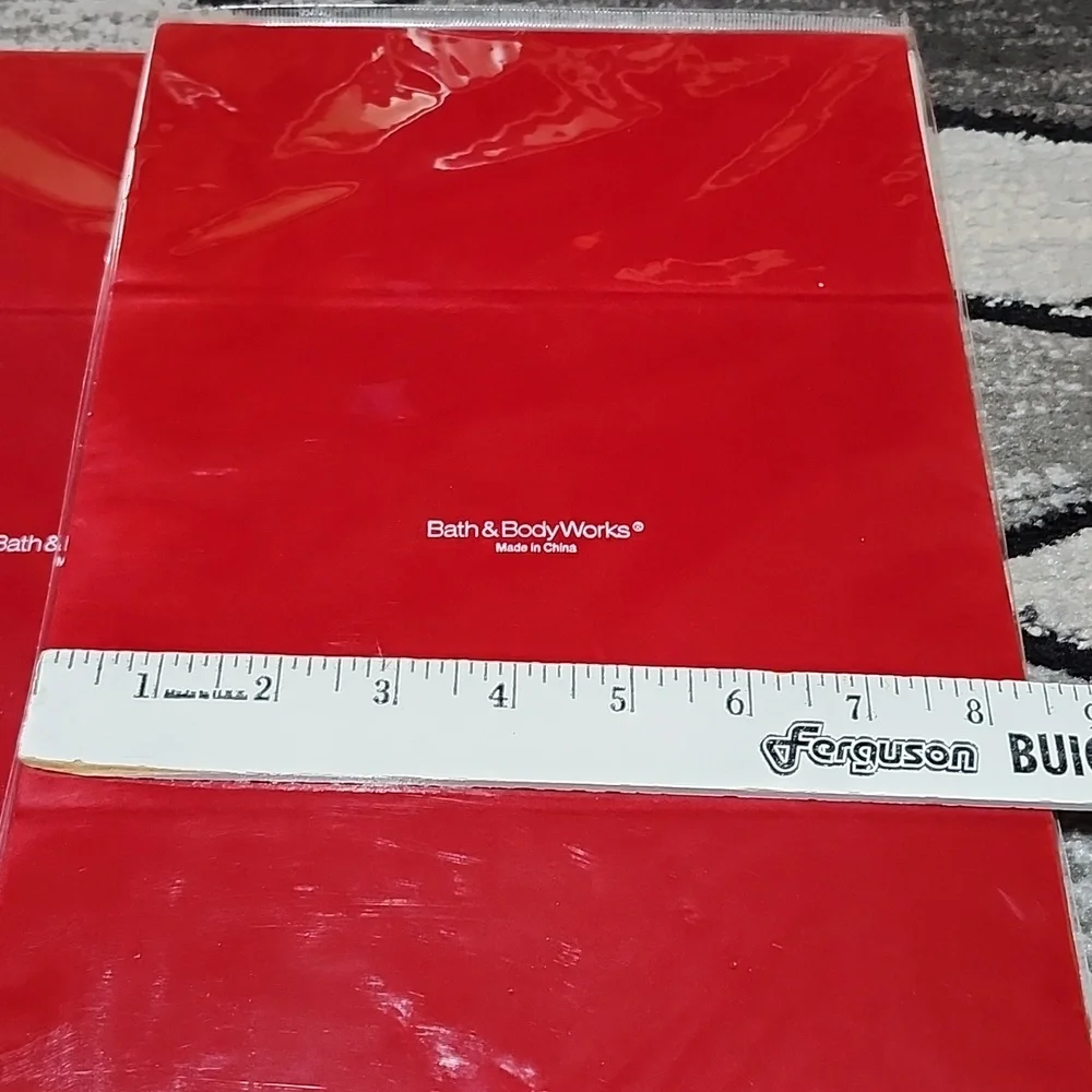 BATH & BODY WORKS HOLIDAY GIFT KIT RED VELVET BOX TISSUE PAPER GIFT TAG & RIBBON